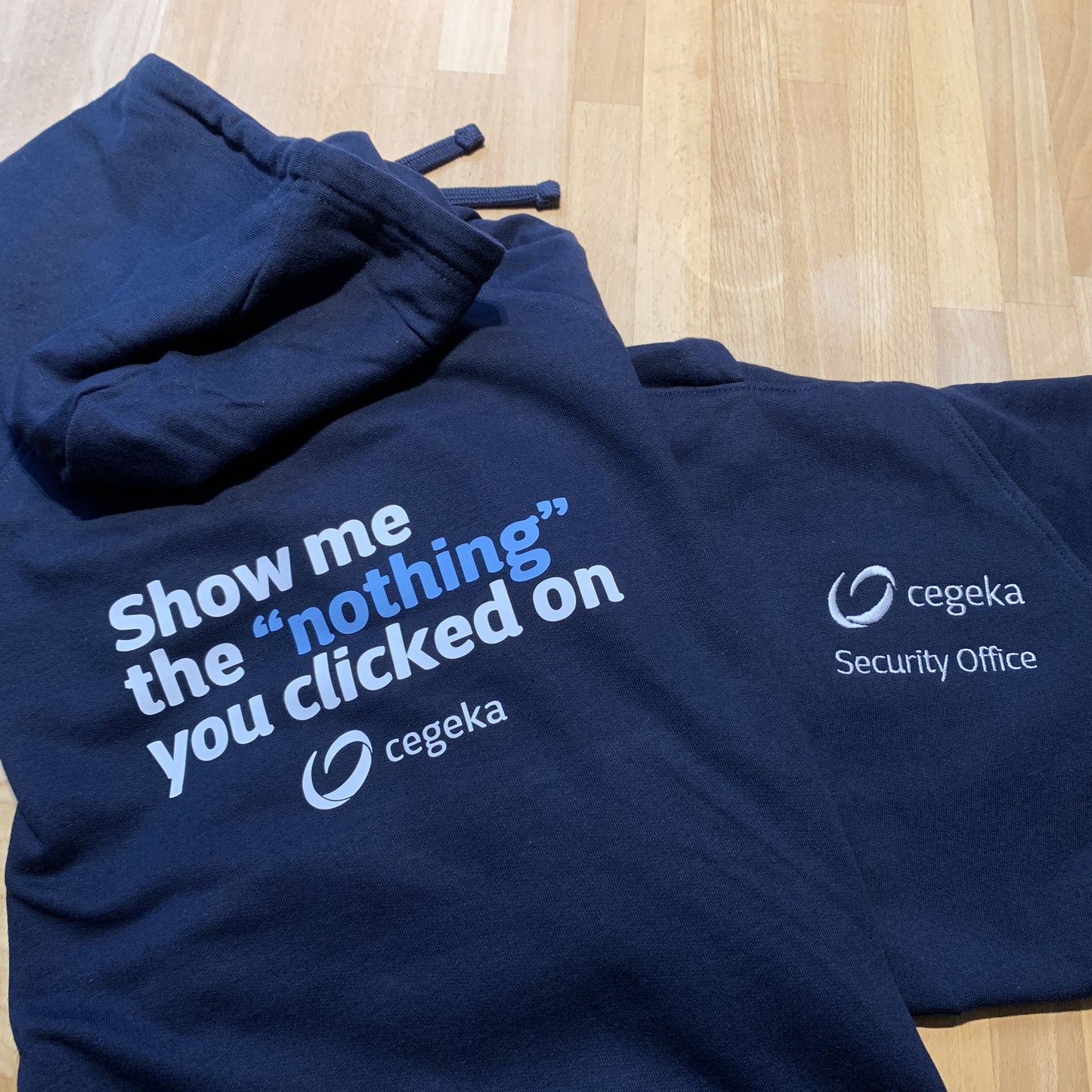 Gepersonaliseerde Hoodies voor Bedrijven (Voorbeeld Cegeka)