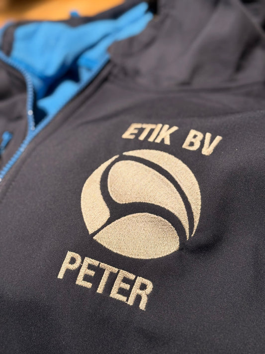 Gepersonaliseerde Softshell Jas met kap (Voorbeeld Etik BV)