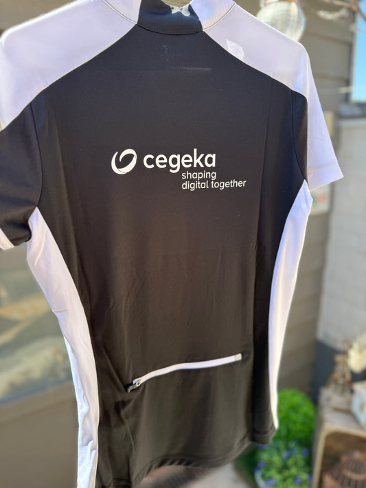 Gepersonaliseerde sportkledij voor Bedrijven (Voorbeeld Cegeka)