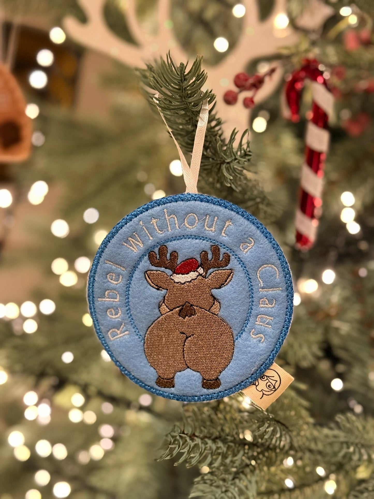 Kerstdecoratie - Geborduurd 'Naughty But Nice' kerstbal