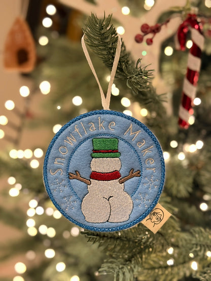 Kerstdecoratie - Geborduurd 'Naughty But Nice' kerstbal