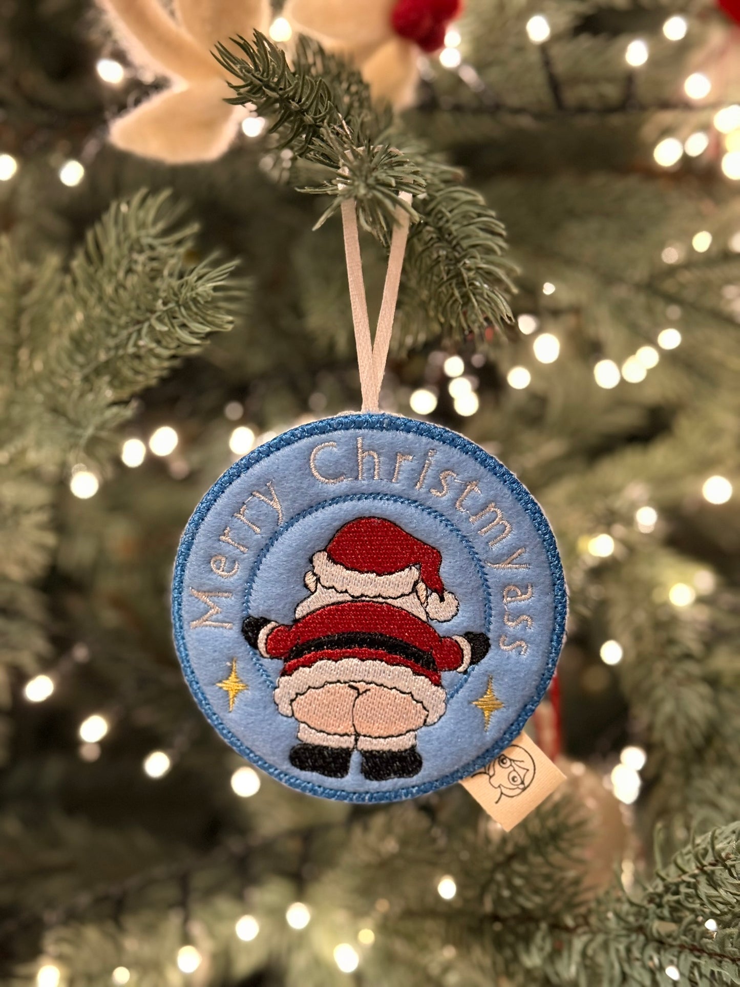 Kerstdecoratie - Geborduurd 'Naughty But Nice' kerstbal